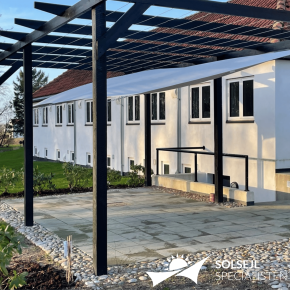 Pergola med vandtæt solsejl