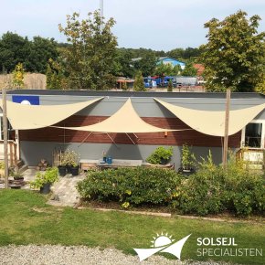 Trekantet solsejl i 3,6 x 3,6 x 3,6 m i cremehvid